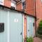 Elegant Riverside Cottage With Free Parking