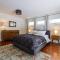 Pet friendly walk to Saugatuck hot tub