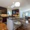 Pet friendly walk to Saugatuck hot tub