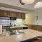 209 Pointes North Inn