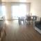 Spacious modern 2 bedroom flat great location old town + lake
