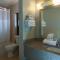 Express Inn & Suites - 5 Miles from St Petersburg Clearwater Airport - 克利尔沃特
