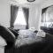 Orange Town House - Shaw Road, Only 6 Minutes to City Centre