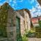 La casa con giardino tra borghi, boschi cascate e natura