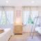 Exclusive quietness in the heart of Madrid with Public Parking, Breakfast, 2 bathrooms