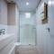 Exclusive quietness in the heart of Madrid with Public Parking, Breakfast, 2 bathrooms