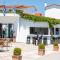 Xenios Dolphin Beach Hotel