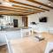 Beautiful 3 Bedroom Cottage - Picturesque Retreat