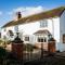 Beautiful 3 Bedroom Cottage - Picturesque Retreat