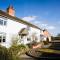 Beautiful 3 Bedroom Cottage - Picturesque Retreat