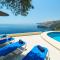 Villa Bombon by Aguilarent
