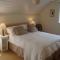 Stunning 3 bedroom 3 bath self catering cottage nr Stonehenge, Longleat, Avebury and Bath