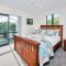 Greenwich Townhouse with Parking and Air-Con