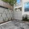 Charming 2BR on Carondelet by Hosteeva