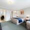 Econo Lodge Canterbury Court Motel