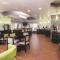 La Quinta Inn & Suites by Wyndham Louisville East