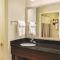 La Quinta Inn & Suites by Wyndham Louisville East
