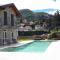 BELLAGIO DREAMS APT, pool, with private garden, near lake