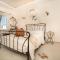 Pithos Apartments