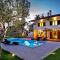 Apartment with private pool and large garden - Nova Vas