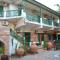 Topakas House