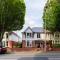 City Retreat, Spacious 4 Bed House, Games Room, Parking, Hot Tub & BBQ