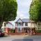 City Retreat, Spacious 4 Bed House, Games Room, Parking, Hot Tub & BBQ - Cardiff