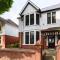 City Retreat, Spacious 4 Bed House, Games Room, Parking, Hot Tub & BBQ - Cardiff