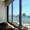 Phaedrus Living Seaview Luxury Flat Marina Court 213