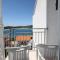 Apartments by the sea Tisno, Murter - 5130