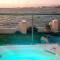 Westbank Private Beach Villa, 4 Bedrooms, Private pool, on the Beach! - غوردونز باي