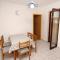 Apartments by the sea Vinisce, Trogir - 5982