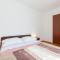 Apartments with swimming pool Novigrad - 7078