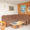 Apartments with parking space Novigrad - 7108