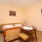Apartments and rooms with parking space Jelsa, Hvar - 8798