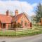 South Lodge - Longford Hall Farm Holiday Cottages - أشبورن