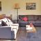 Golden Hills Farm Cottage with Swimming Pool