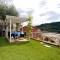 casa con mini piscina, giardino e area giochi per bambini