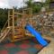casa con mini piscina, giardino e area giochi per bambini