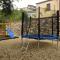 casa con mini piscina, giardino e area giochi per bambini
