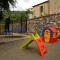 casa con mini piscina, giardino e area giochi per bambini