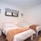 Villa Nano, 4 bedrooms, jacuzzi, heated pool, sea views, pebble beach 850m - 耶塞尼采