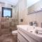 Villa Nano, 4 bedrooms, jacuzzi, heated pool, sea views, pebble beach 850m