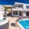 Villa Nano, 4 bedrooms, jacuzzi, heated pool, sea views, pebble beach 850m
