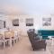 Villa Nano, 4 bedrooms, jacuzzi, heated pool, sea views, pebble beach 850m