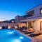 Villa Nano, 4 bedrooms, jacuzzi, heated pool, sea views, pebble beach 850m - 耶塞尼采