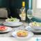 2 Bedroom Apartment, NEC, HS2, BHX, JLR - Devereux House, Hosted By Coventry Accommodation