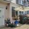 Helens House / Close to Skytrain and Airport