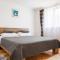 Apartments Lidija - sea view apartment with exclusive right of using hot tub or split level apartment with exclusive right of using pool - Подстрана