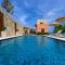 Elmyra Villa, Heated Pool & Walking to beach, By ThinkVilla